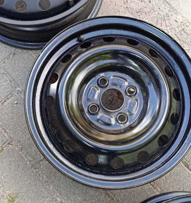 Felgi stalowe 15" Toyota Yaris komplet + śruby + kołpaki