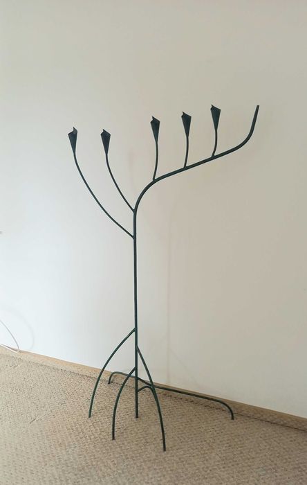 Wysoki świecznik podłogowy