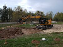 Karczowanie działek, wyrywanie karp, równanie terenu  koparka CAT M315