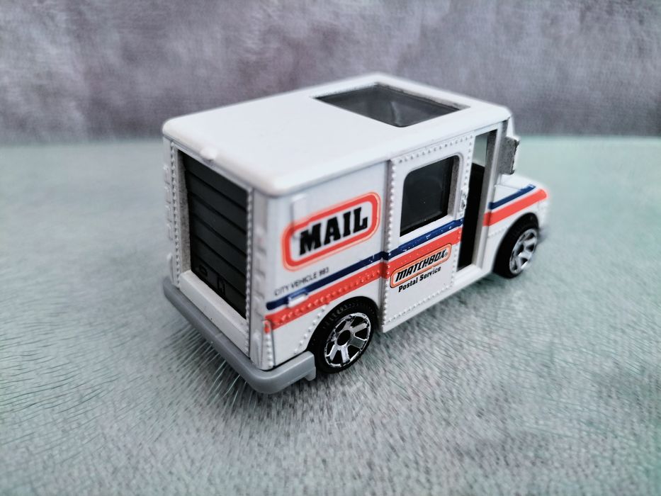 Matchbox MB993 Ciężarówka dostawcza Delivery Service Truck 1:88 Mattel