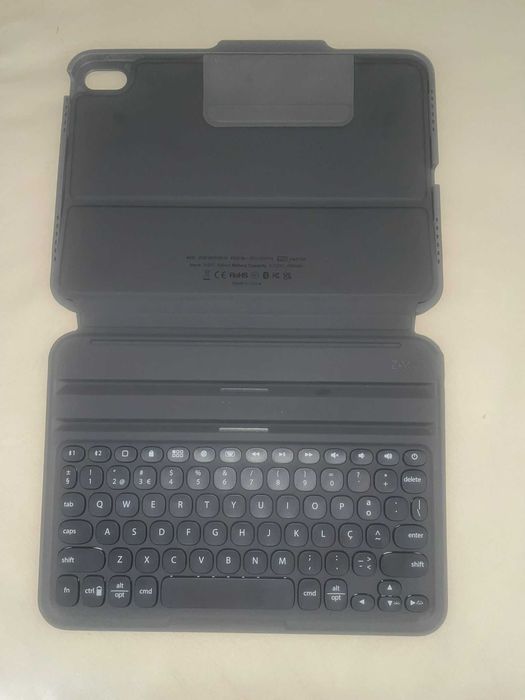 Capa com Teclado Zagg Pro Keys para iPad 11  e  10.9" - Layout PT