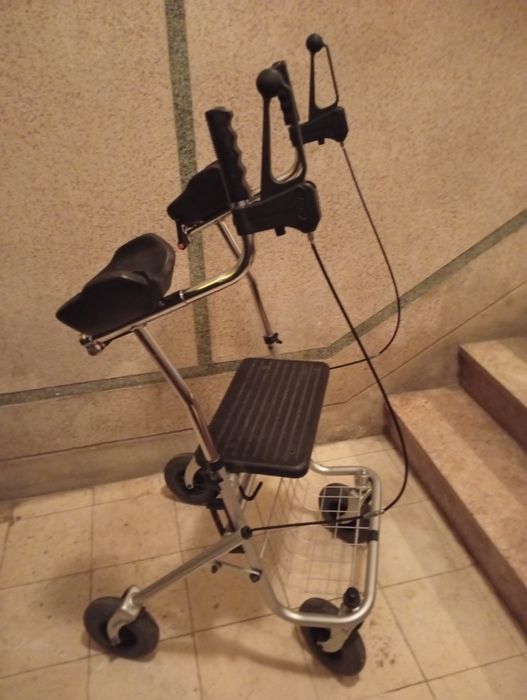 Andarilho com rodas/apoio braços/assento