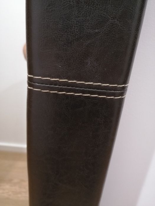 Espelho com moldura em pele