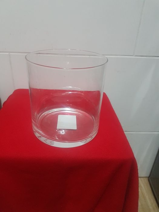 Wazon nowy z białego,grubego szkła