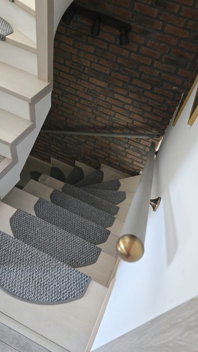 3 balustrady/poręcze drewniane ze złotym wykończeniem