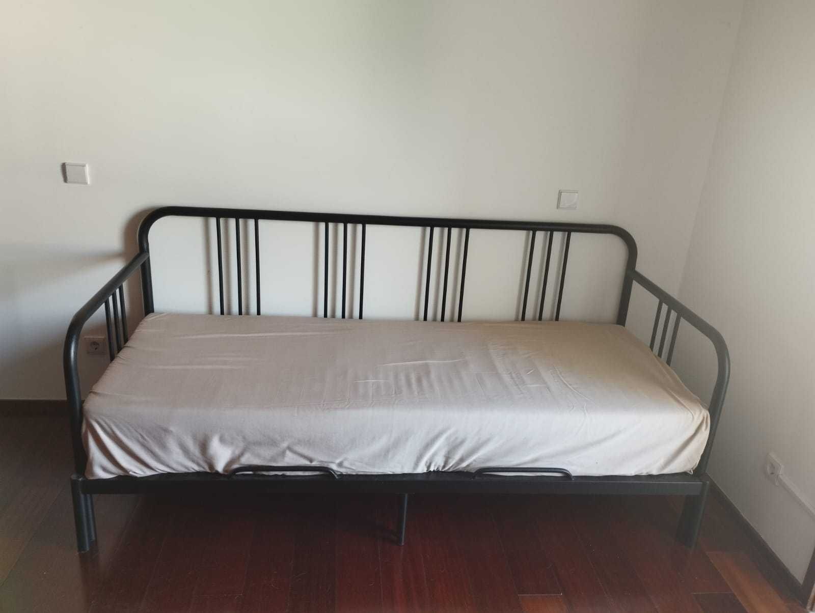 Cama individual/dupla FYRESDAL em bom estado