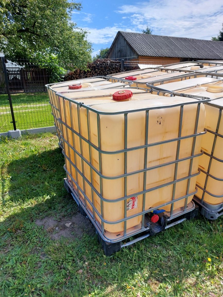 Czysty zbiornik mauzer o pojemności 1000 litrów, na budowę, pod rynnę