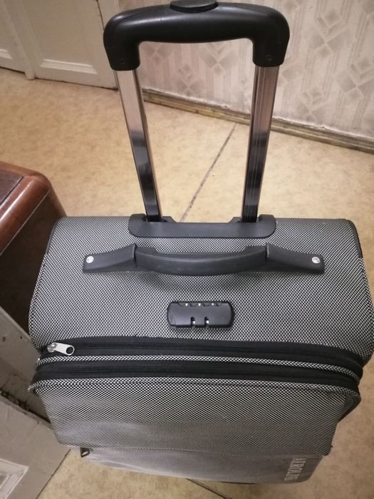 Продам чемодан средней величины, б/у.