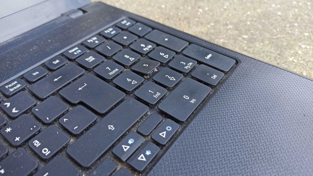 Vendo 2 portáteis avariados HP e ASUS