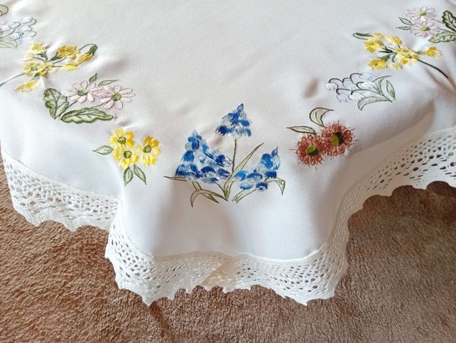 Obrus z haftem kwiatowym