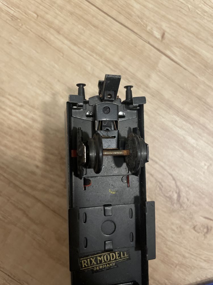 Dwuosiowy wagon Trix HO