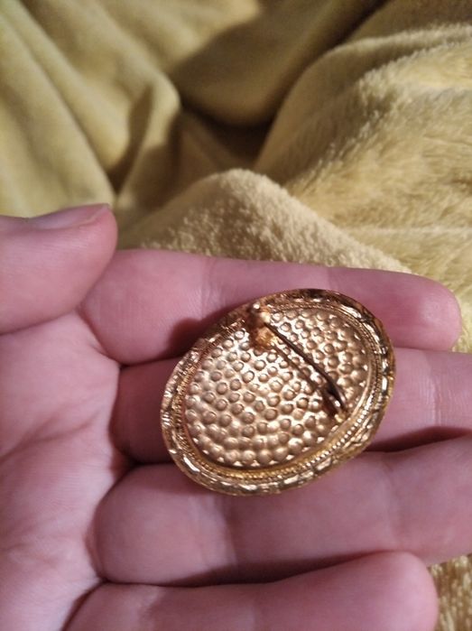 Брошь каменная винтаж СССР ГДР женщина в раме бордовая камень