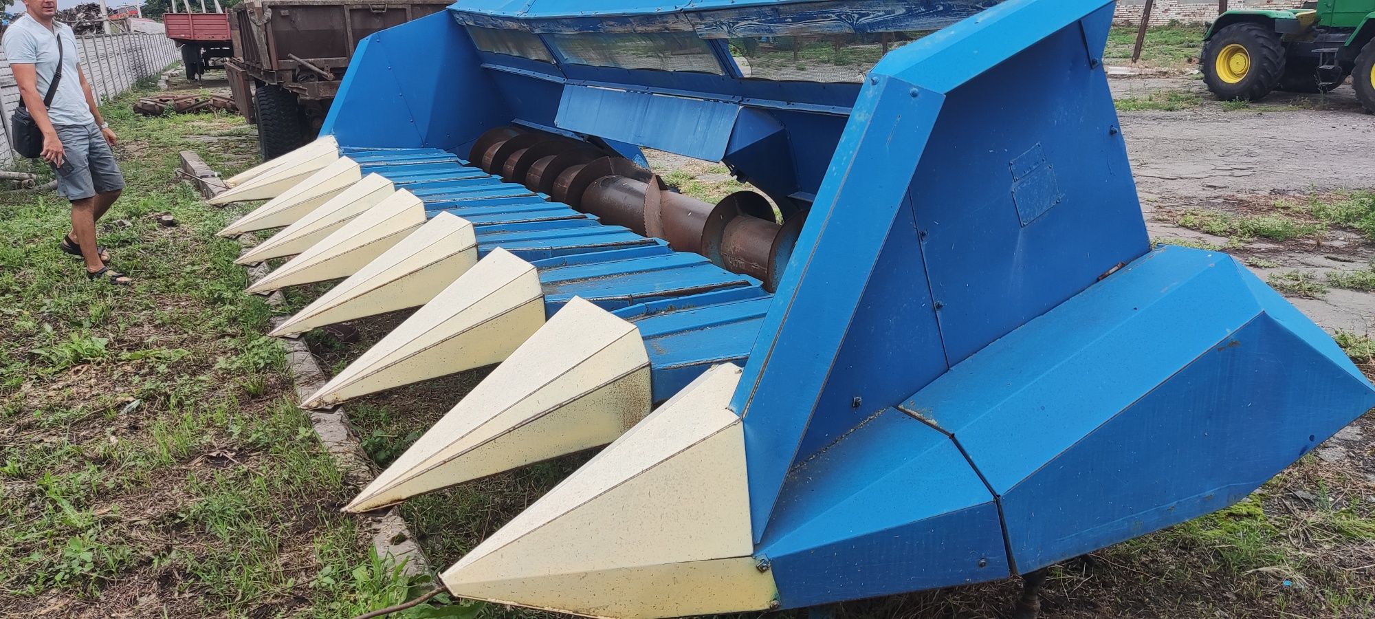 Продам соняшникову жатку пзс-8