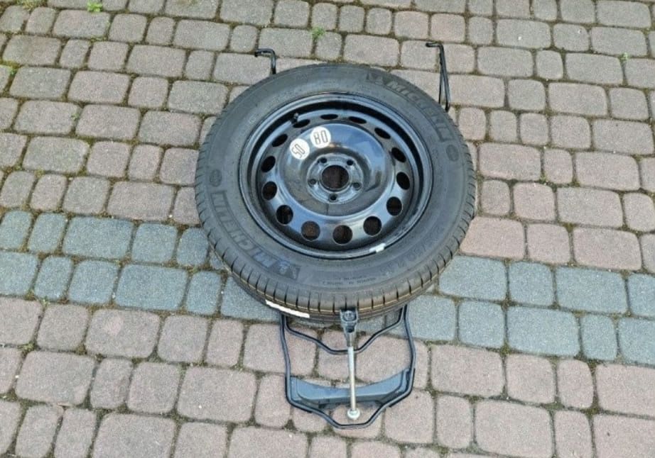 Nowe kolo zapasowe z koszem i elementami montazowymi