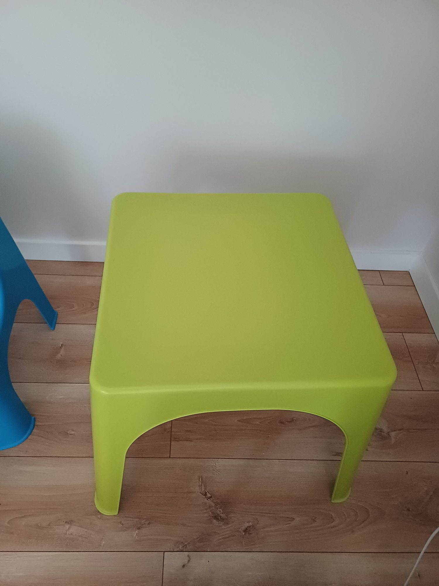 Stolik dziecięcy + krzesełka