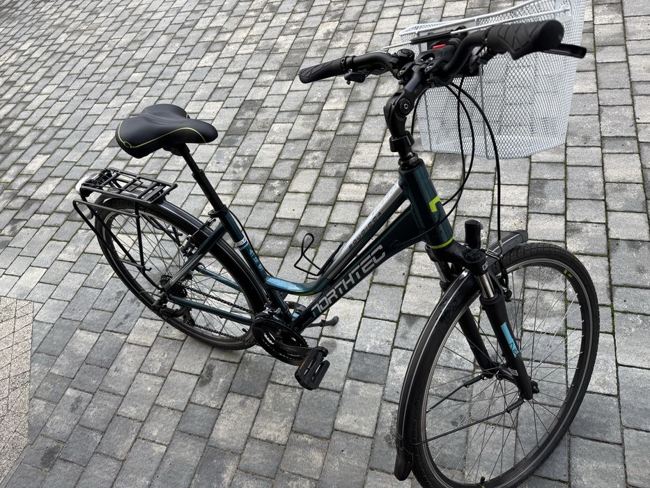 Damski rower miejski Northec Boudicca jasny bialy niebieski koszyk