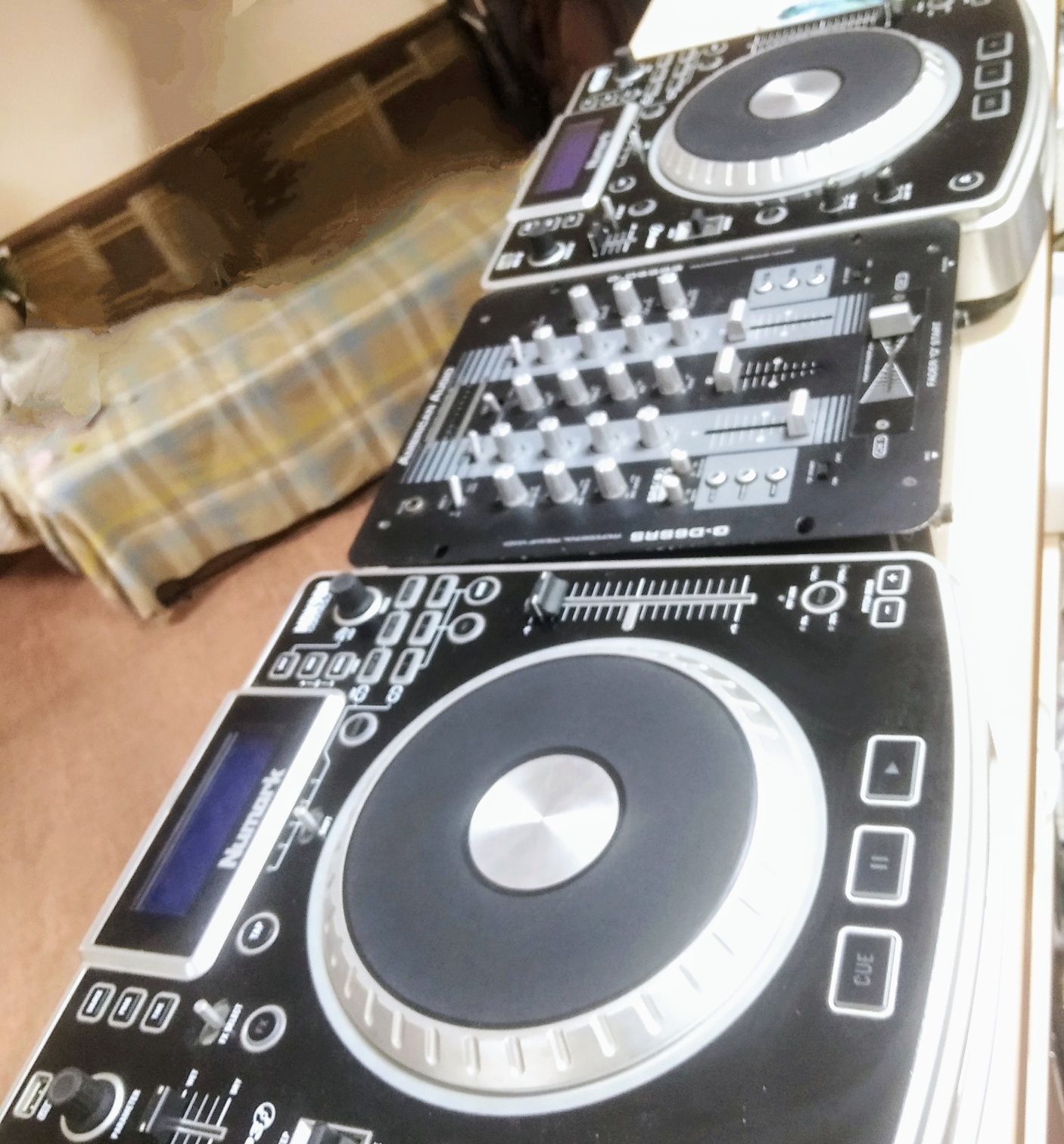 Продам комплект   DJ програвачів та мікшер