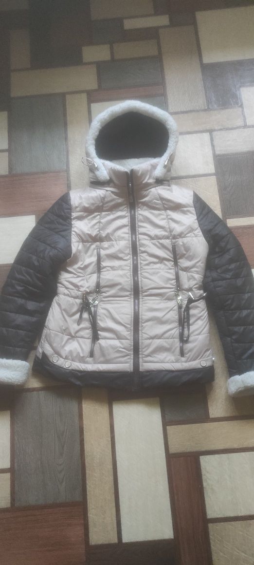 Продам зимнюю женскую куртку.