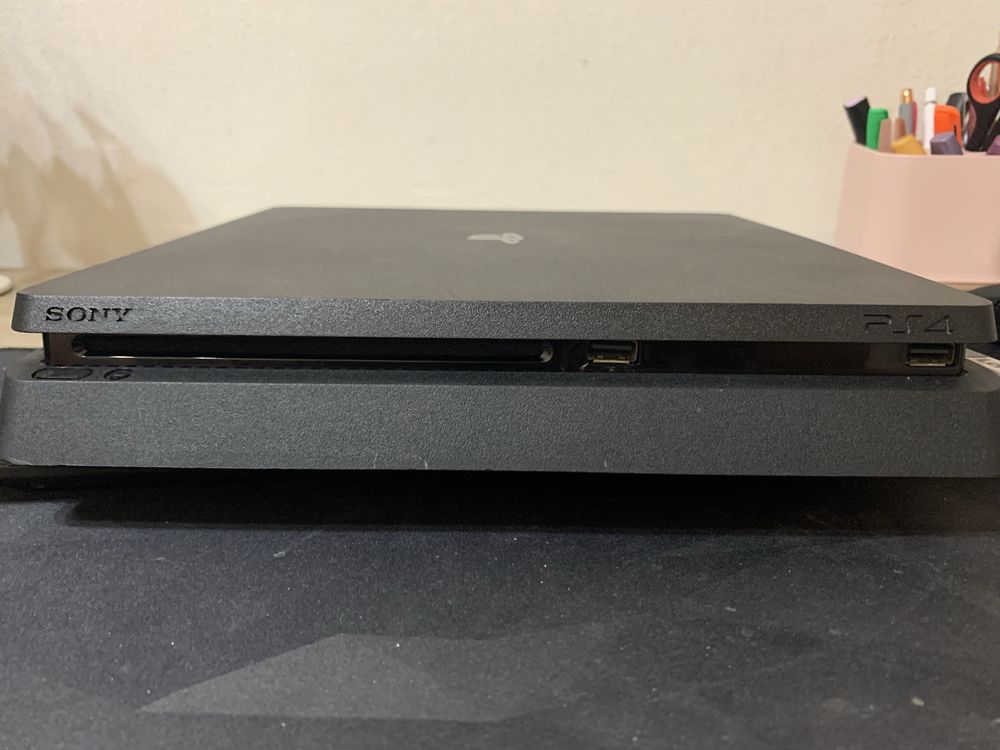PlayStation 4 1TB Slim 2 геймпади