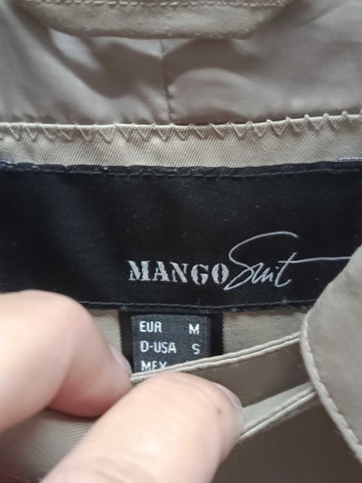 Gabardine nada Mango peça de vestiário intemporal