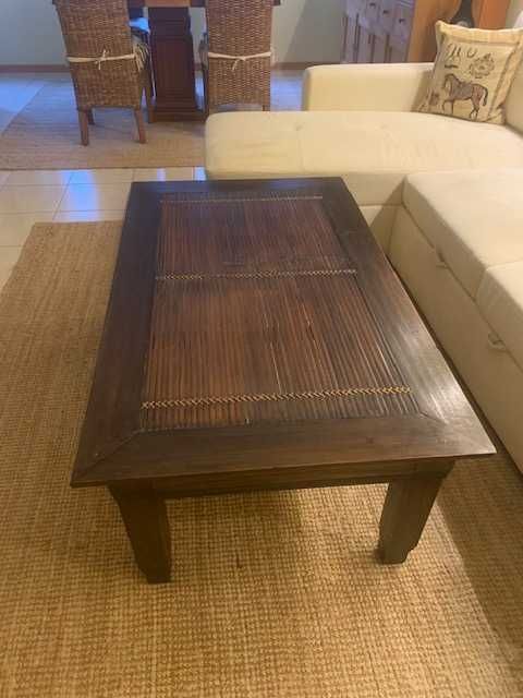 Mesa de centro em madeira e bambu