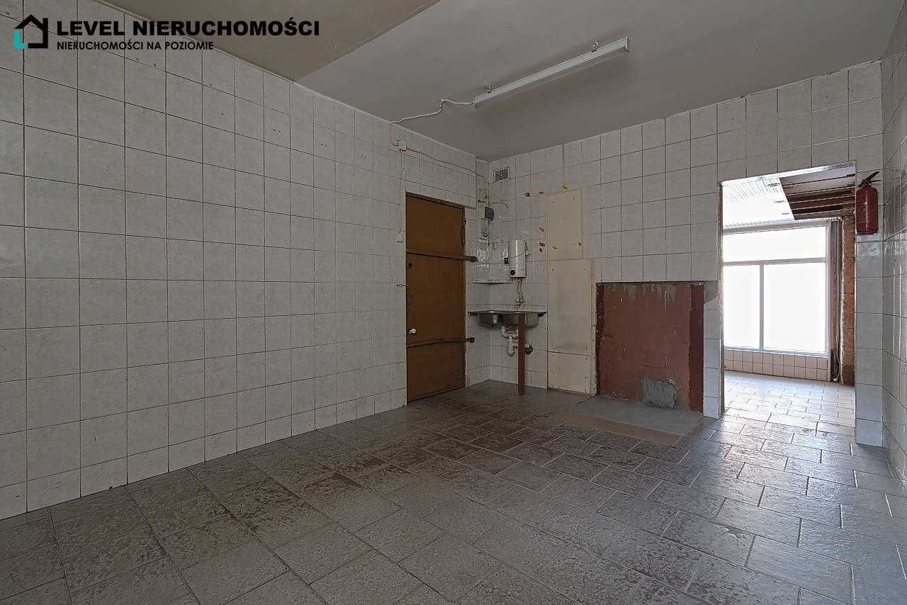 Lokal z witryną na parterze.
