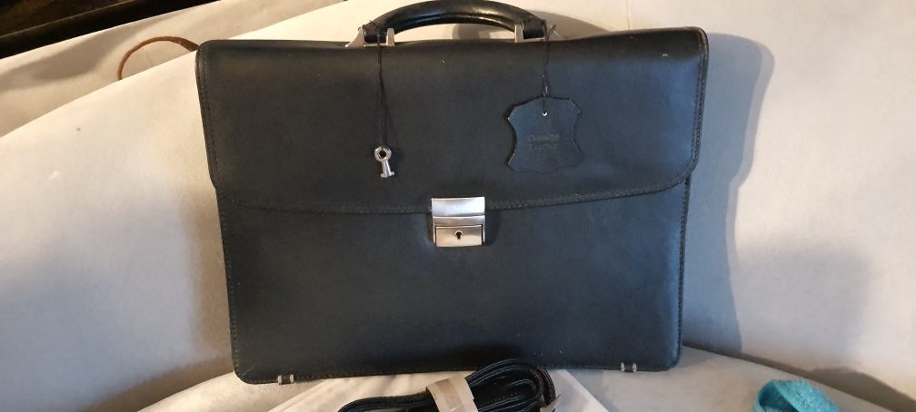 Skórzana teczka torba na laptopa uniseks z kluczykami i paskiem