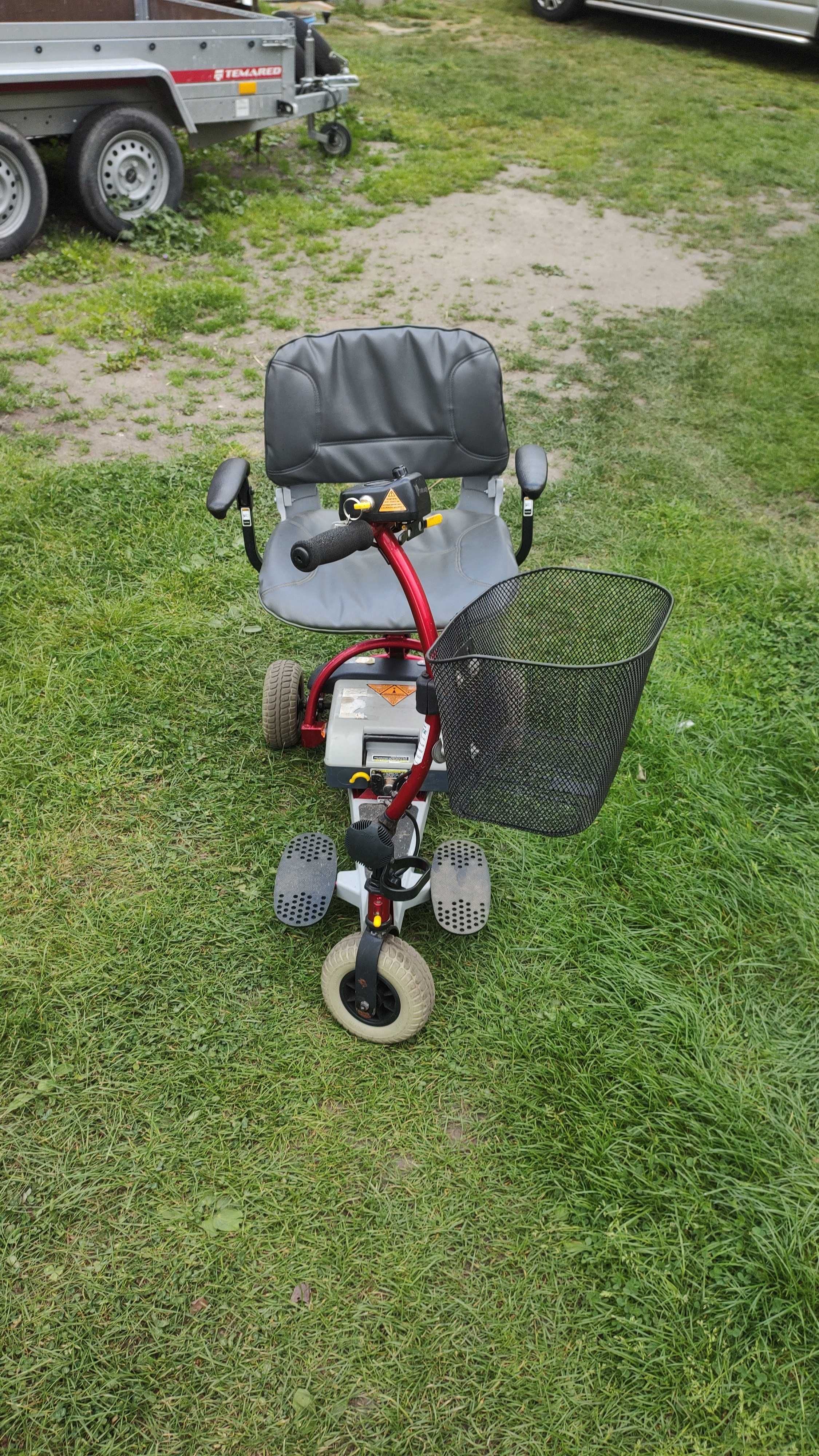 Wózek inwalidzki elektryczny trzykołowy .