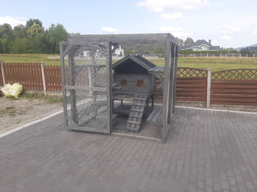 Buda dla kota z wolierą