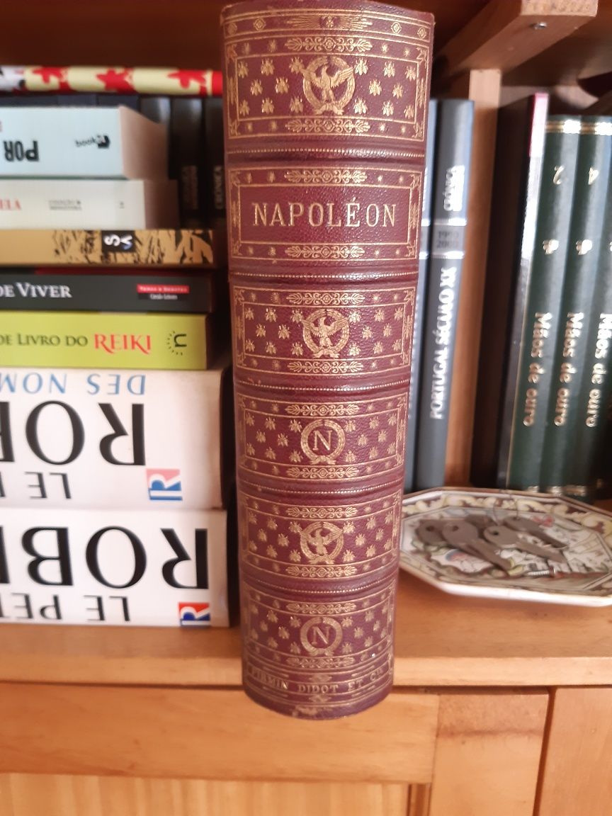 Busto de Napoleão e livro