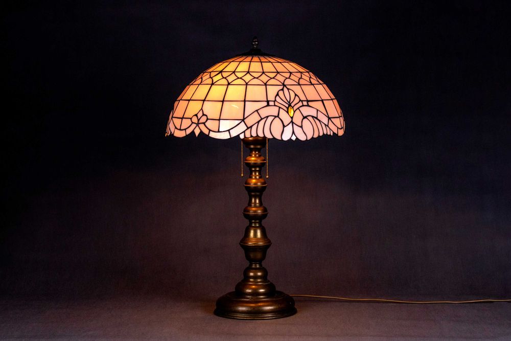 Stara mosiężna lampa gabinetowa z kloszem witrażowym