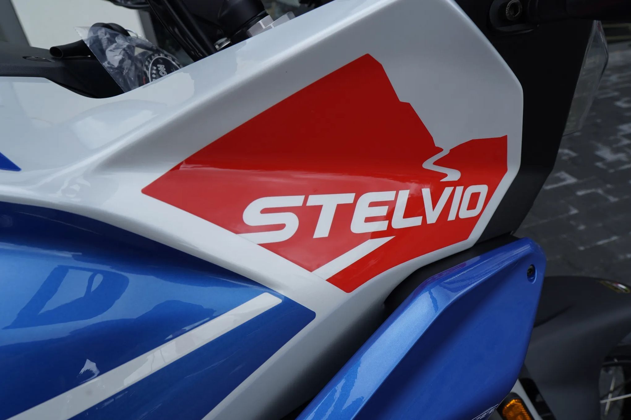 Moto Guzzi Stelvio DUECENTO TRIBUTO - Wersja limitowana. Zapytaj o ofertę specjalną.