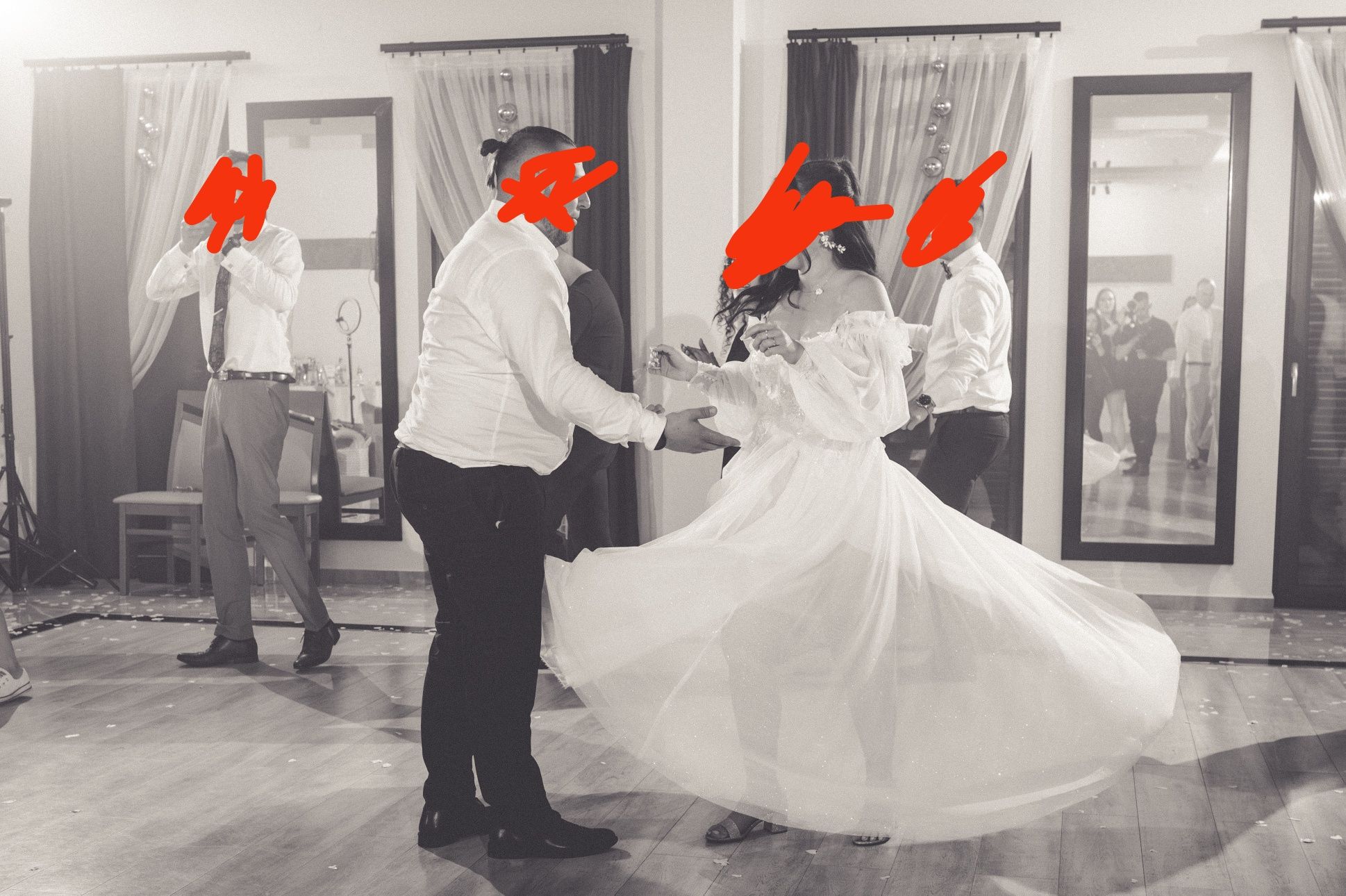 Suknia ślubna błyszcząca z rękawami - wiązana w tyle