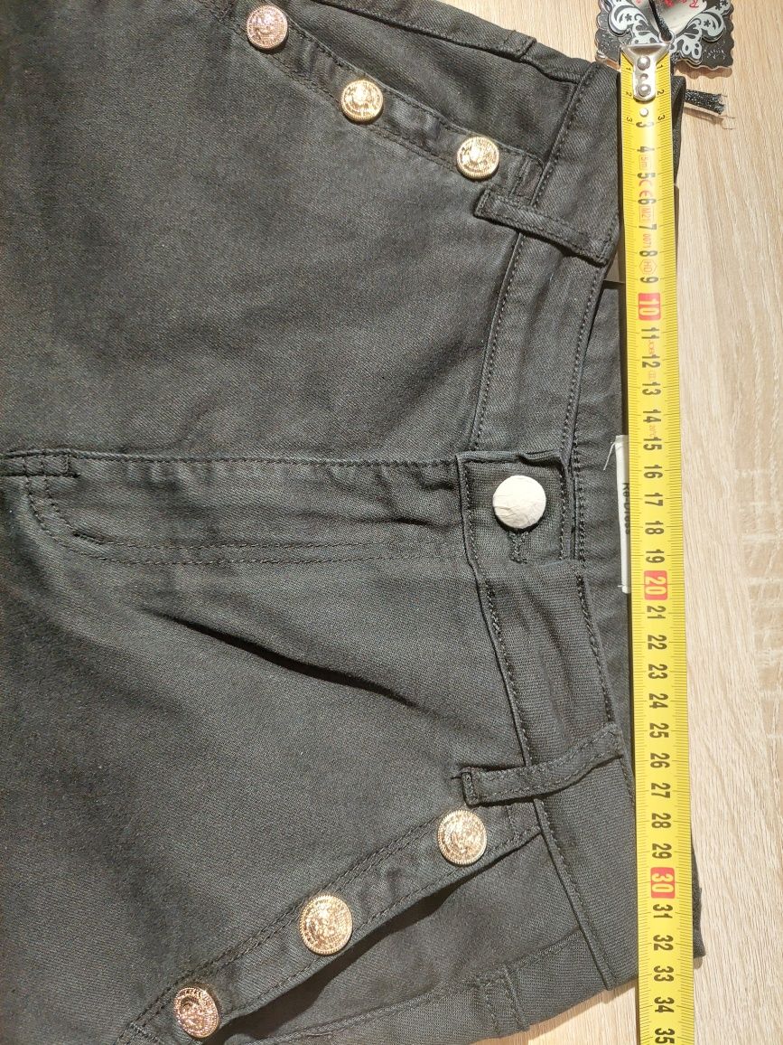 Spodnie czarne jeansy z guzikami