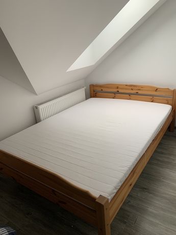 duże łóżko drewniane