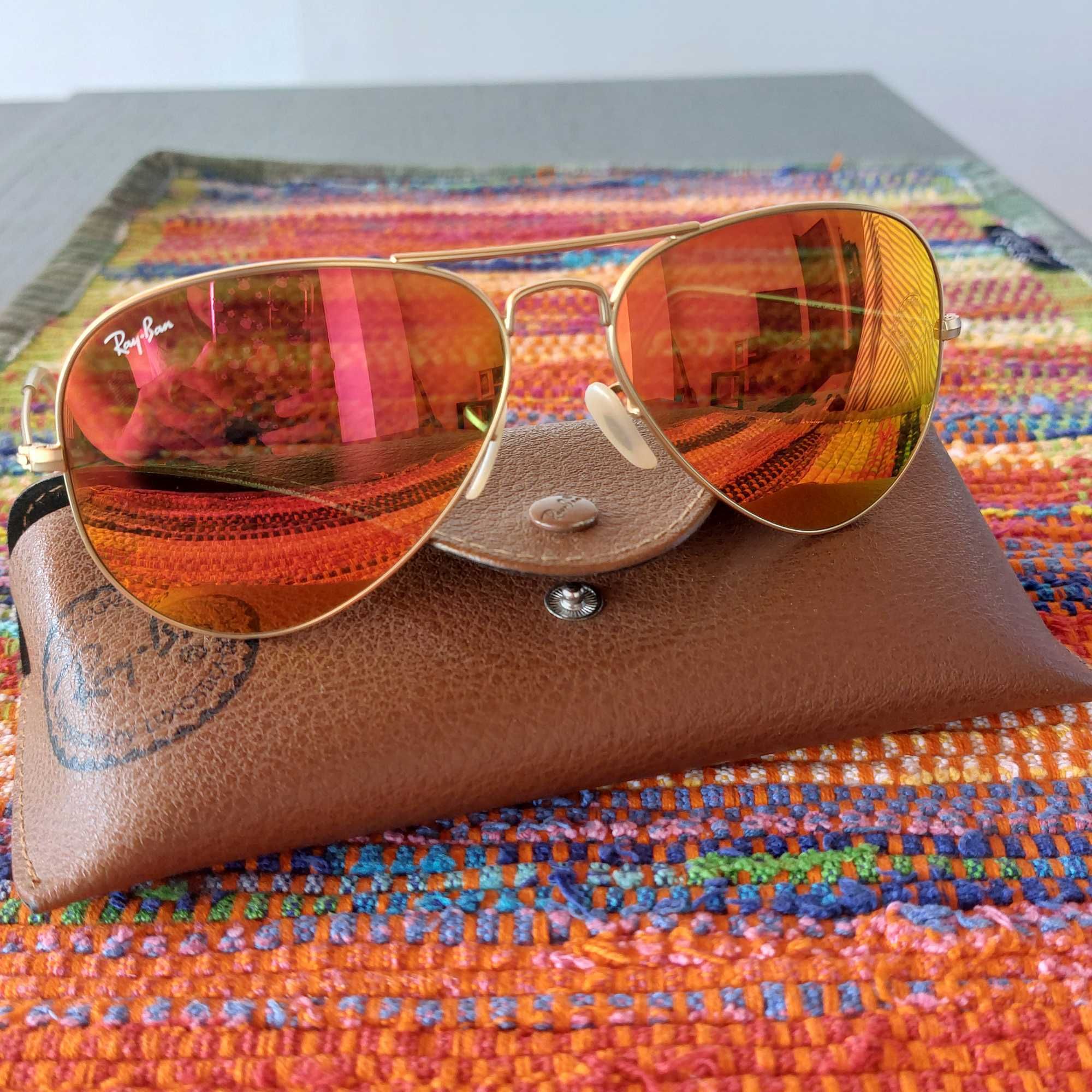Óculos RayBan Aviator dourados e laranja