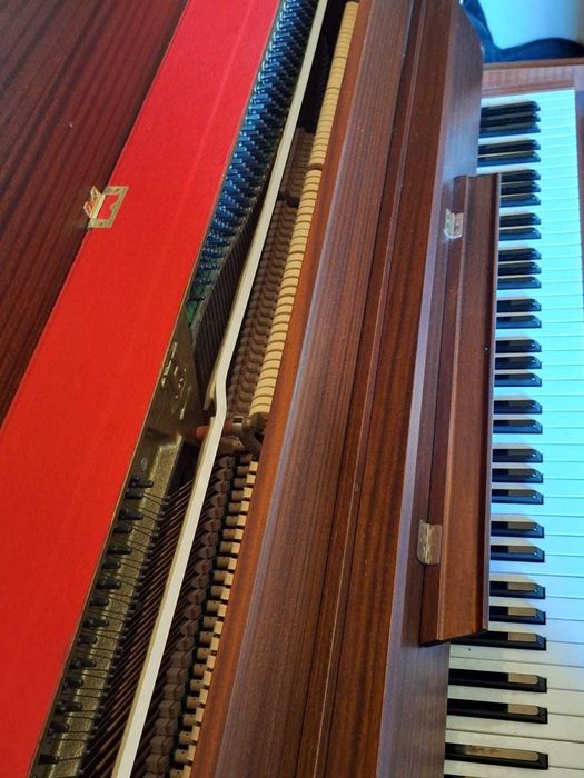 Piękne brązowe pianino