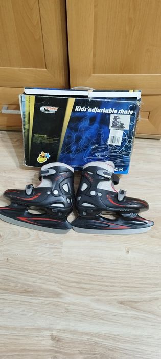 Łyżwy z regulacją 34 -37 w dobrym stanie