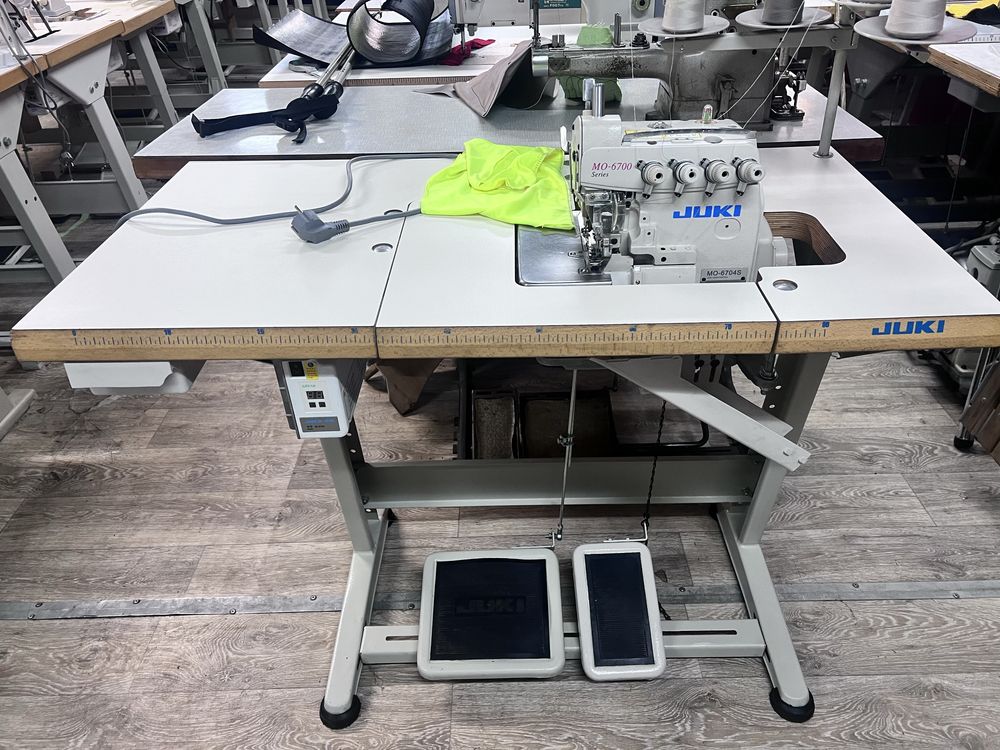 Overlock Owerlok Juki MO-6704S 4 nitkowy Super Stan! Servo 230V