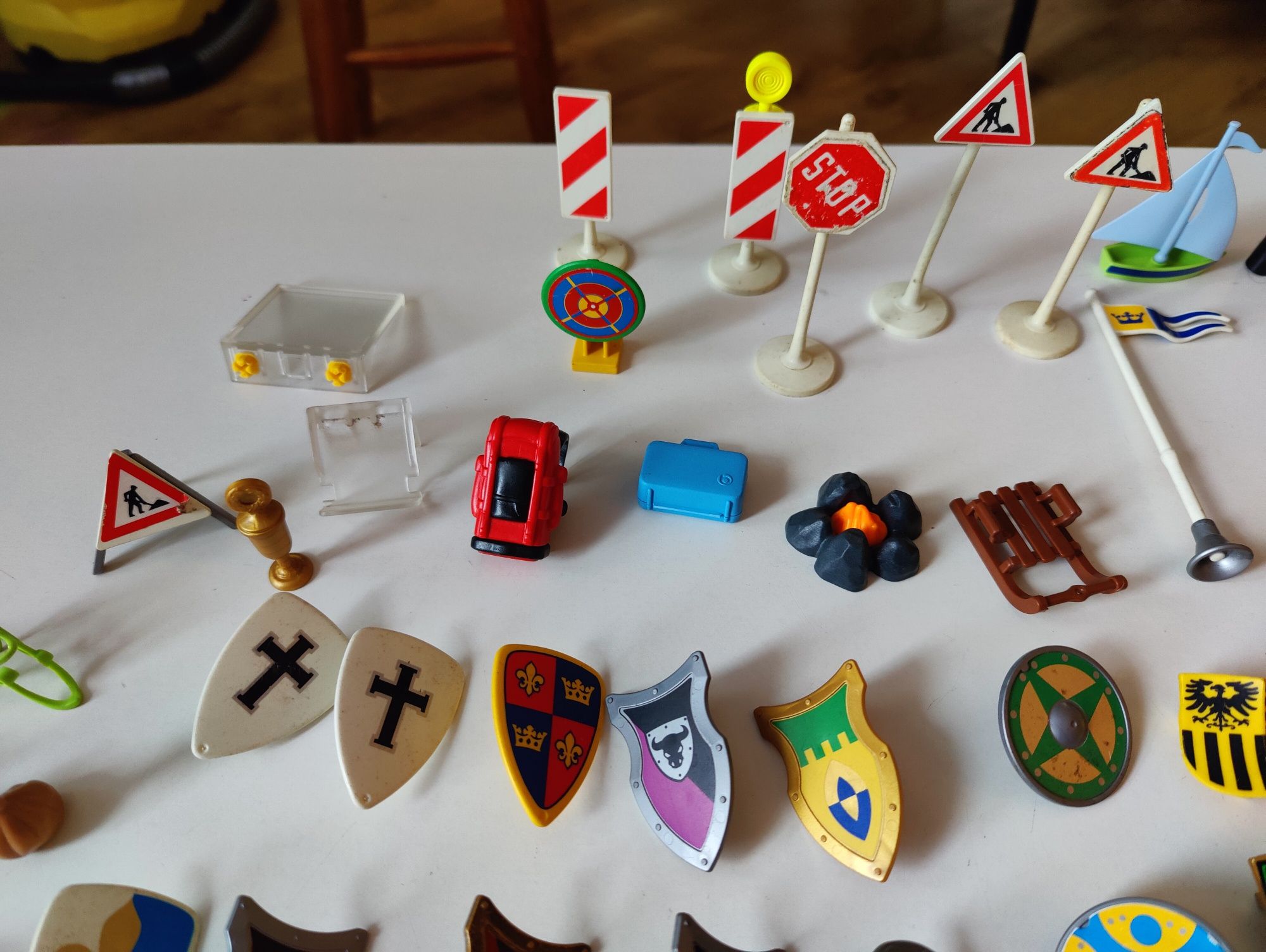 Elementy Playmobil- tarcze, znaki