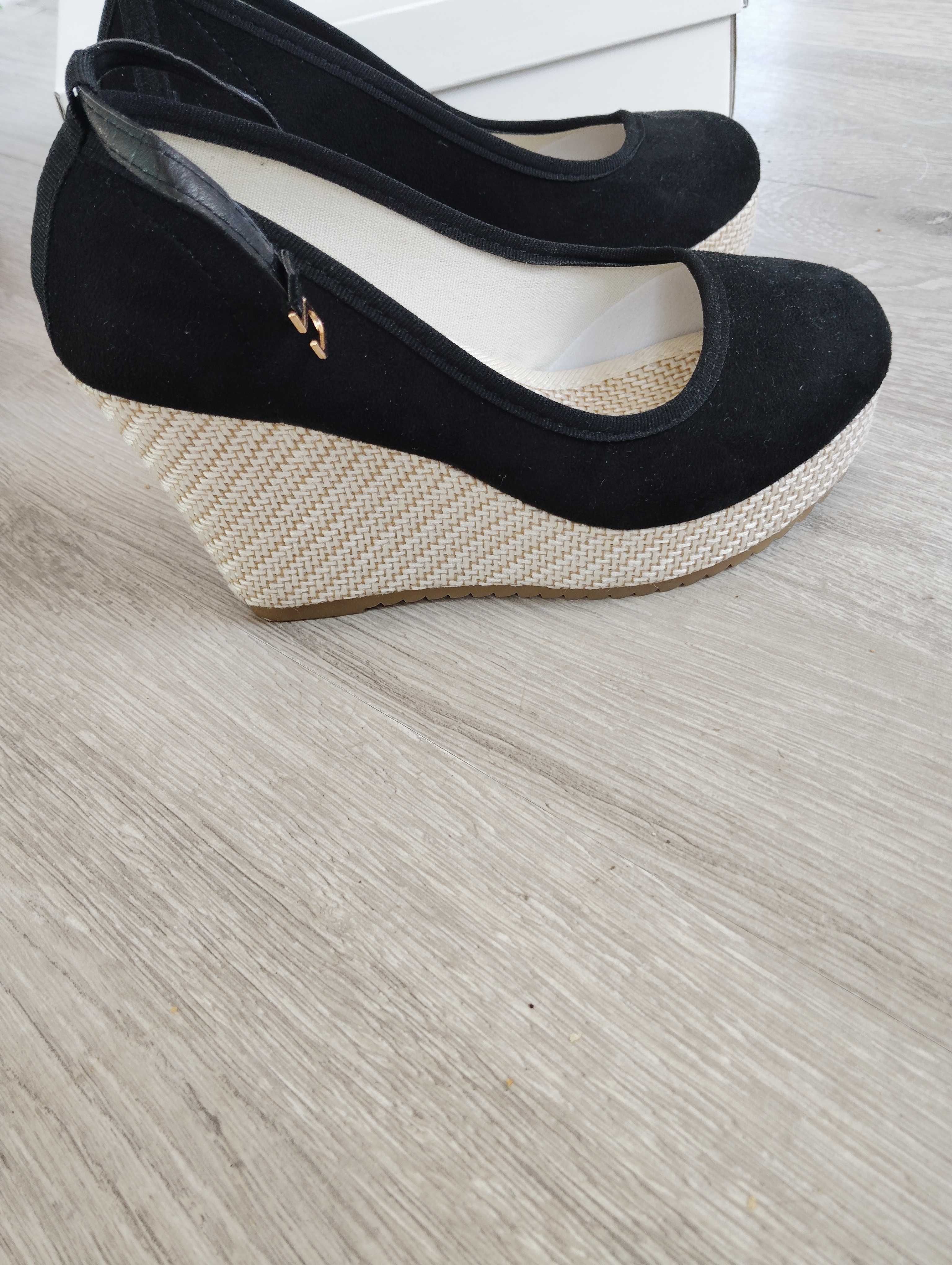 Buty na koturnie