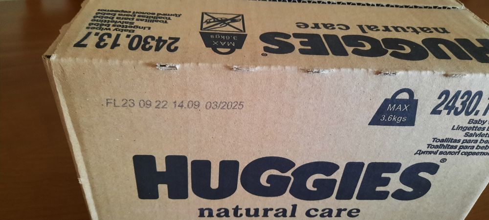 1 caixa com 10 packs de toalhitas huggies aloe vera