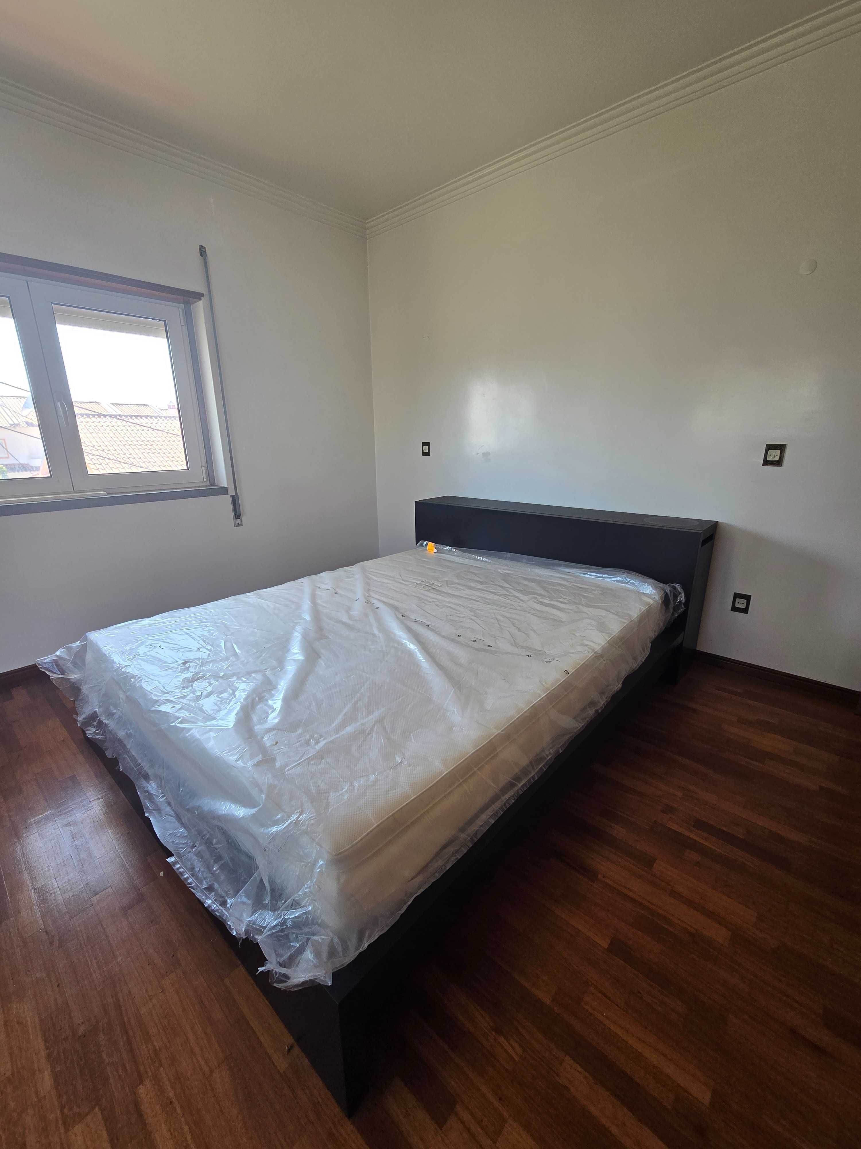 Cama de casal com cabeceira e mesas de cabeceira (colchão incluído)