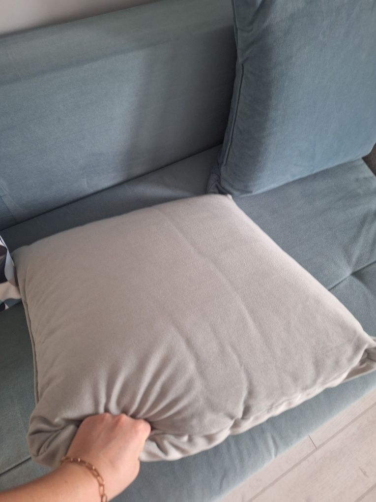 Sofa błękitna z poduszkami