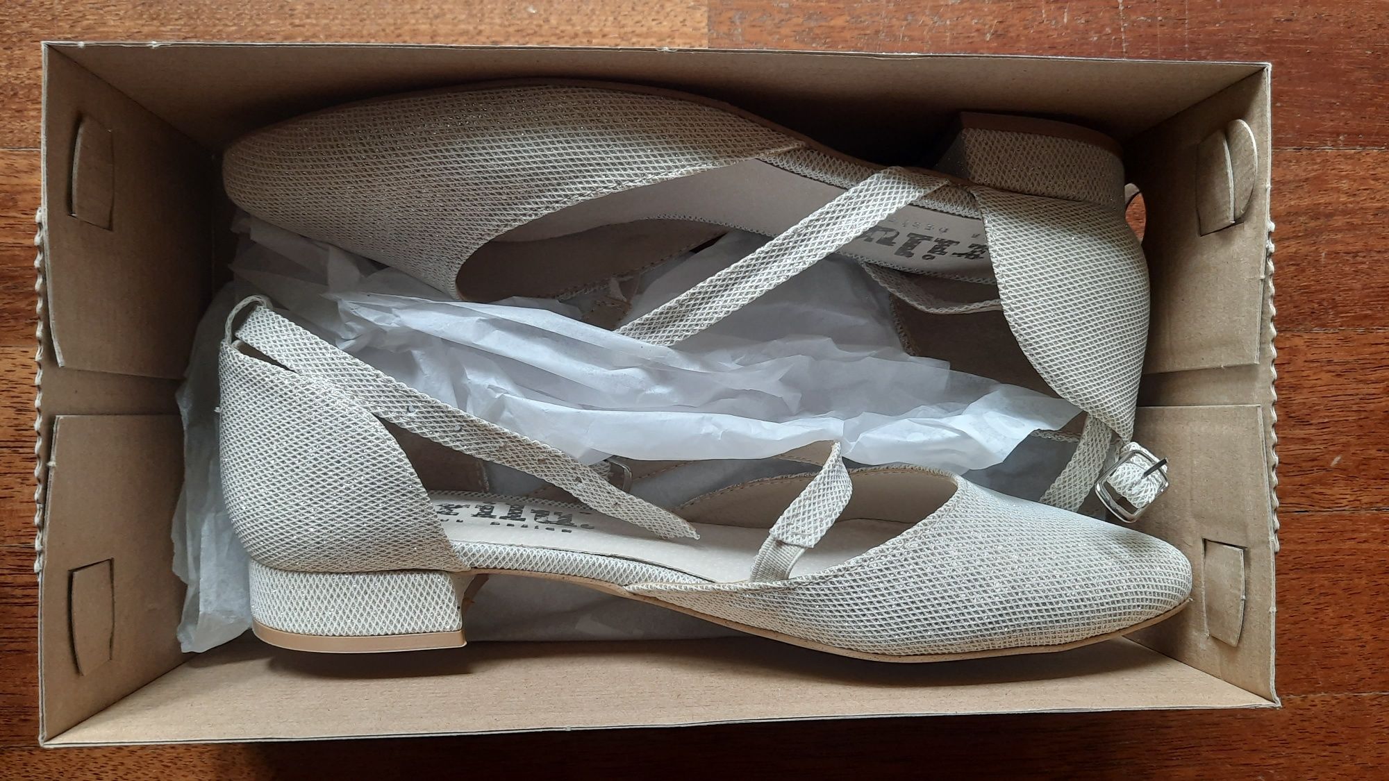 Błyszczące buty na niskim obcasie