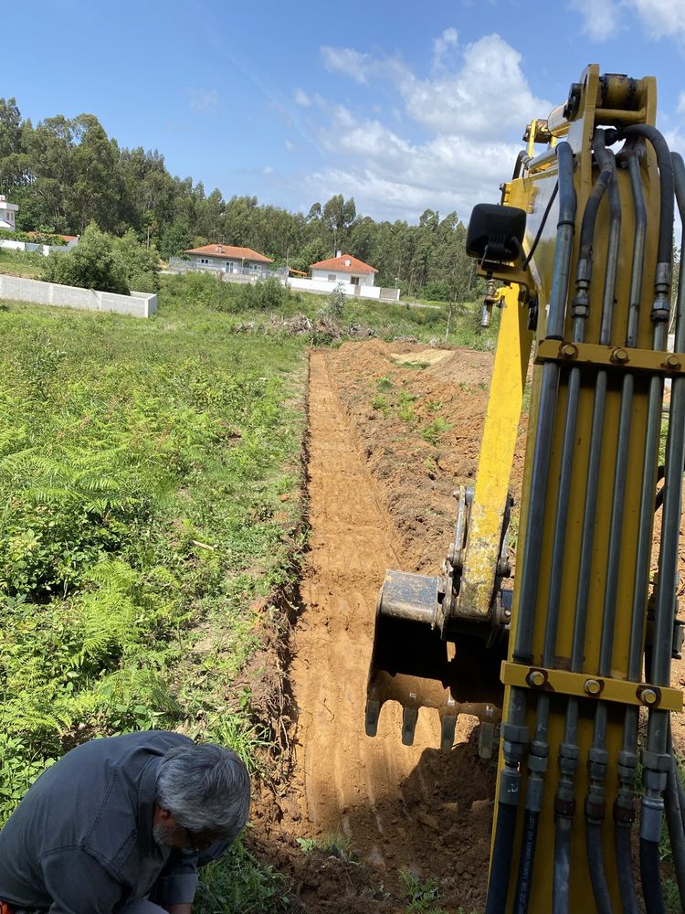 Escavações, Demolições, Desaterros e Terraplanagens.