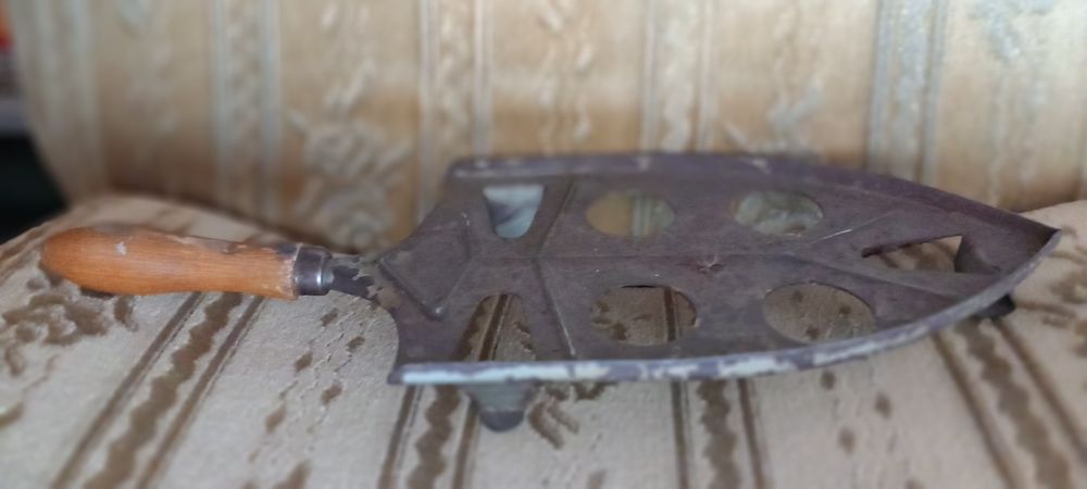 Zabytkowa metalowa podstawka pod żelazko.
