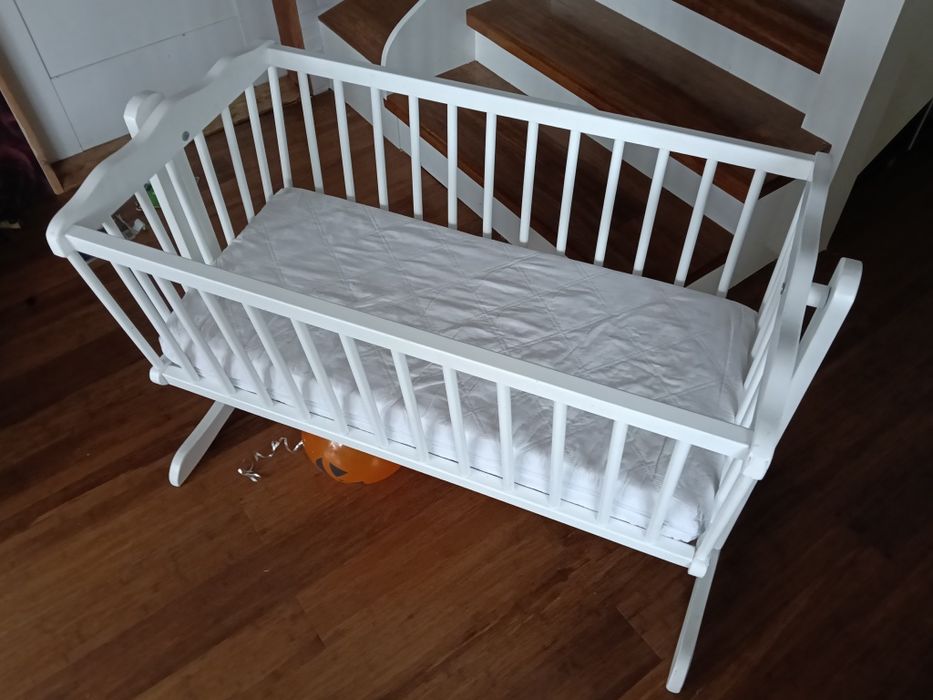 Drewniana kołyska niemowlęca z materacem łóżeczko