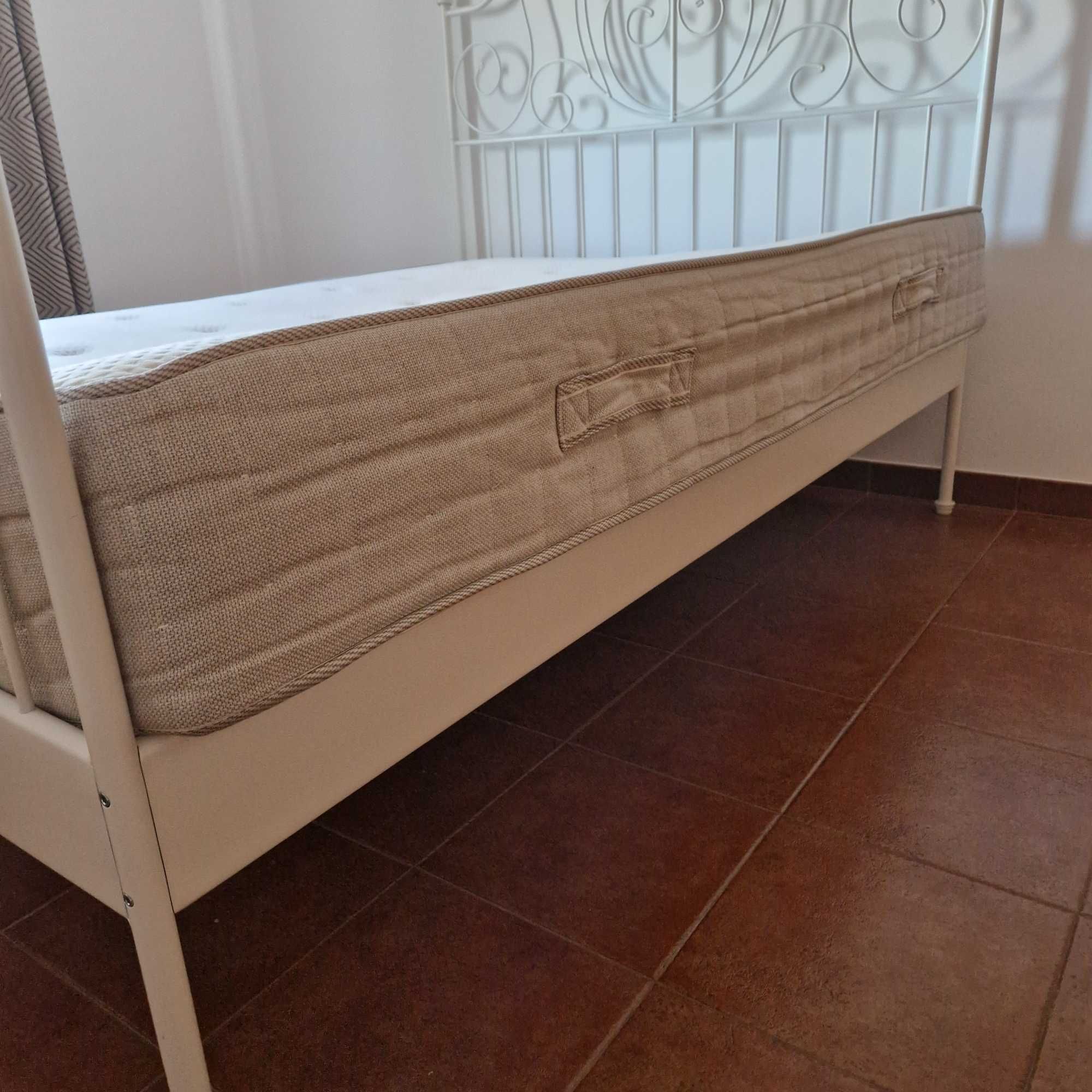 Quarto de casal em razoável estado de conservação,  bom preço