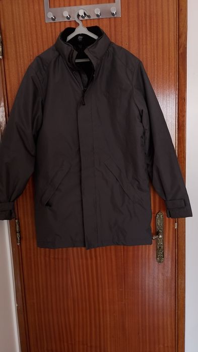 Casaco preto em tecido kispo comprido impermeável